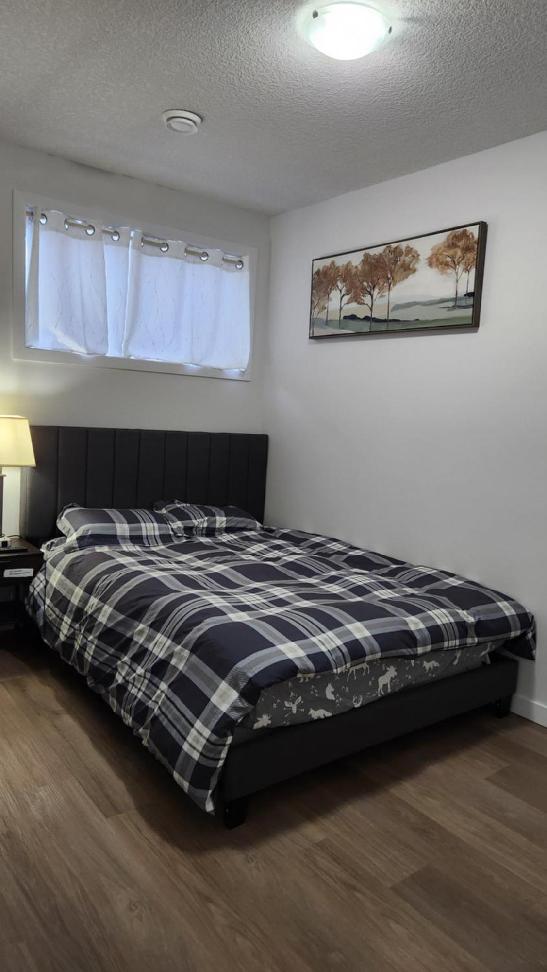 Modern 2 Bedroom Basement Suite At West エドモントン エクステリア 写真