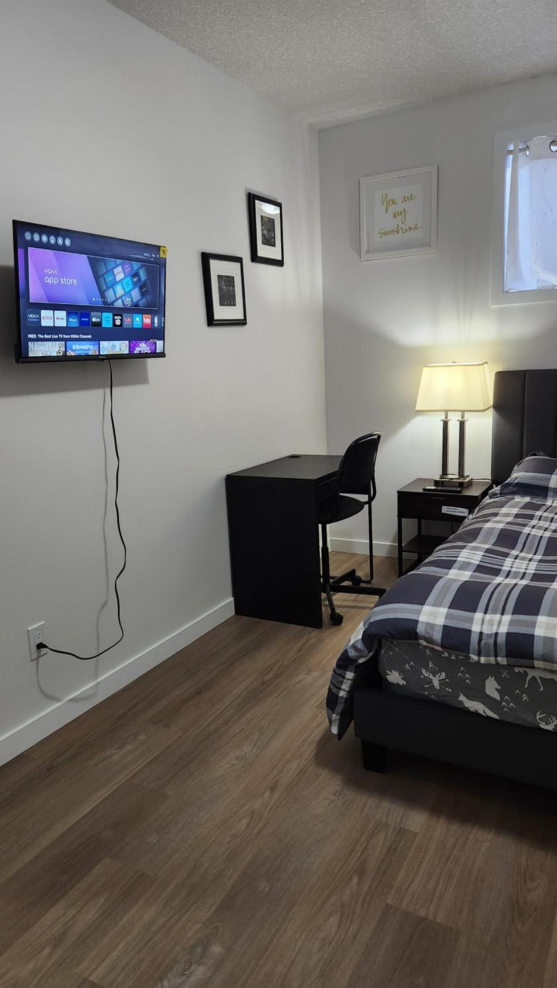 Modern 2 Bedroom Basement Suite At West エドモントン エクステリア 写真