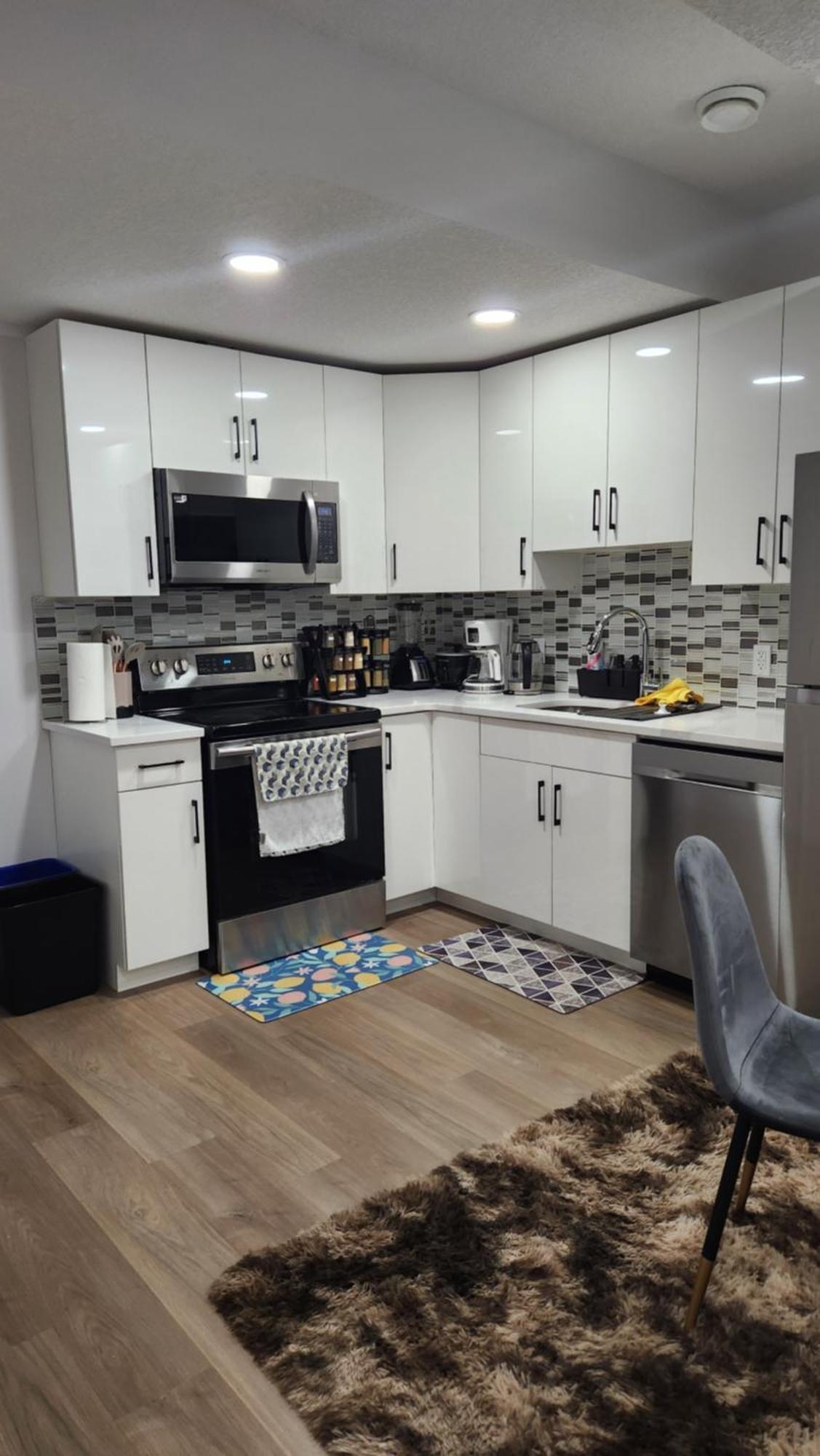 Modern 2 Bedroom Basement Suite At West エドモントン エクステリア 写真