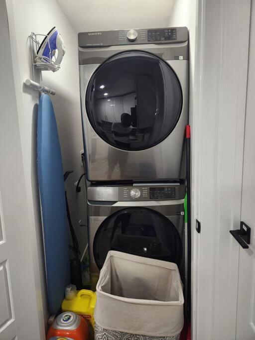 Modern 2 Bedroom Basement Suite At West エドモントン エクステリア 写真